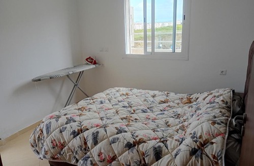 Gueznaia House | Chambre privée -B- 3mn de l'aéroport, 33mn à pied