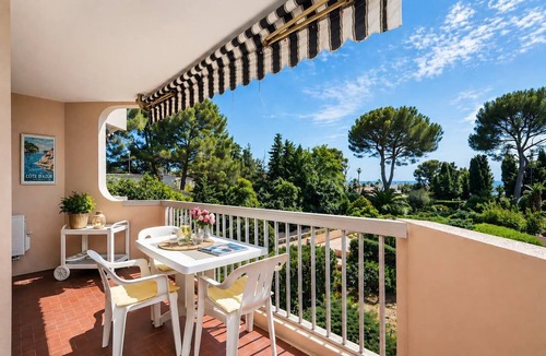 Boulouris-sur-Mer Apartment | Charming accommodation 3 * by the sea with sea view. Private park, elevatoring