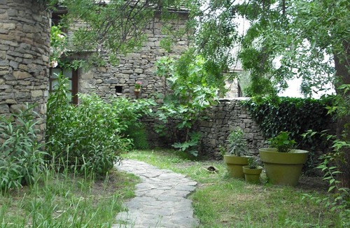 Coscojuela de Sobrarbe House | Charming property on private property next to Lake Mediano.