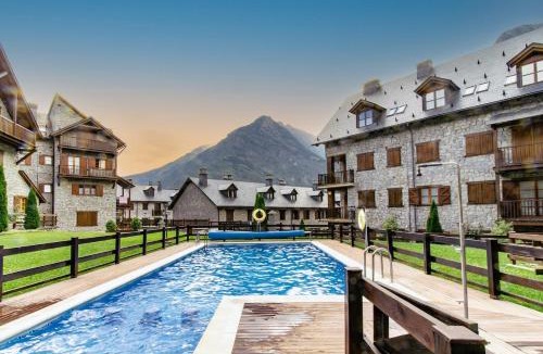Linsoles Apartment | Charming Pyrenean Flat with Terrace, Views & Pool