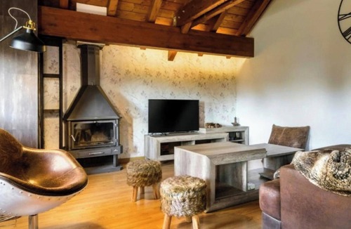 Jaca Apartment | Cozy Mountain-Style Apartment with Fireplace, 15 mins from Jaca