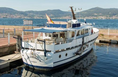 Santiago de Vigo Boat Rental | Don Maximo Yacht Hotel