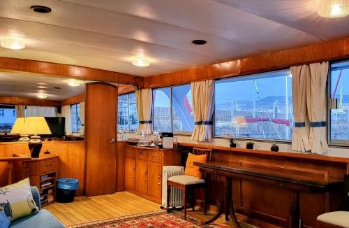 Santiago de Vigo Boat Rental | Don Maximo Yacht Hotel