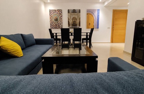 Casablanca Apartment | Emplacement idéal, 2 ch, 2 SDB, fibre, IPTV, parking privé & salle sport