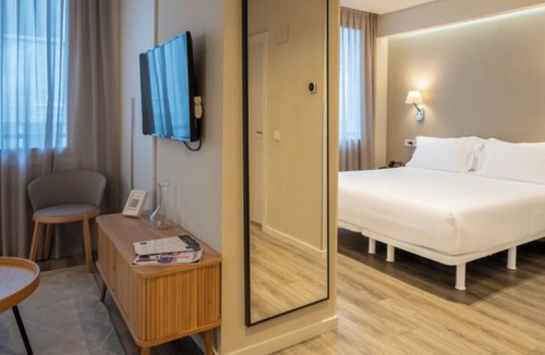 Castanos Hotel | Enjoy a Fully Furnished Studio Perfect for Long Bilbao Visits