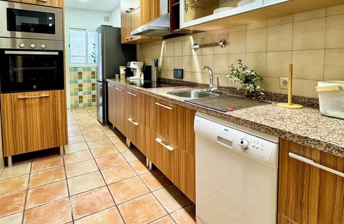 Las Jaras Cottage | Family getaway by the lake | Movie theater, playground and BBQ area
