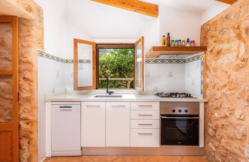 Es Llombards Villa | Finca 'Can Hostalet' with Private Terrace, Wi-Fi, and Air Conditioning