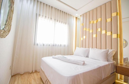 Luxus Apartment | Golden Haven, Luxury Apartment with Pool