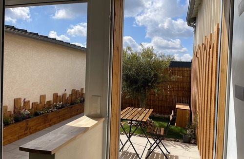 Courcelles-sur-Seine Apartment | Guest Housse with a terrace