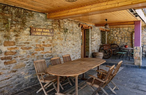 Cangas del Narcea Municipality House | Holiday Home 'Lago Gabriel' with Mountain Views, Private Terrace and Wi-Fi