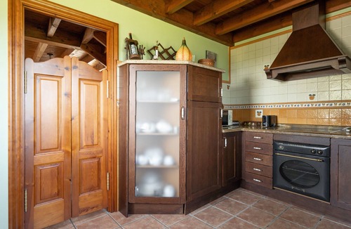 Pilona House | Holiday Home 'Paz Y Tranquilidad' with Mountain View, Shared Terrace and Wi-Fi