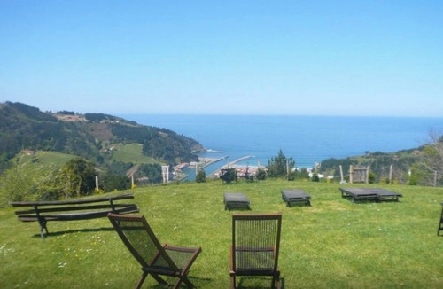 Deba House | Holiday Home with Mountain Views, Private Garden and Wi-Fi