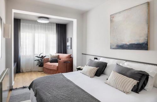 L'Antiga Esquerra de l'Eixample Apartment | Luxury Apt with King Beds & Central AC in Heart of BCN