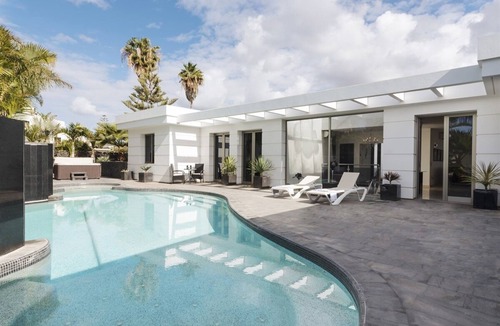 Los Mojones Villa | Luxury villa in Puerto del Carmen with 5 on-suite bedrooms, pool and hot tube