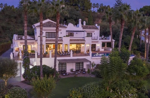 El Paraiso Villa | Luxury Villa Sildavia with Pool, Garden, Terrace, Balcony, A/C & Wi-Fi
