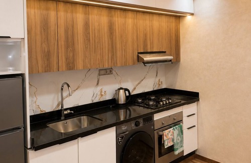 Cite Al Mohammadi Apartment | Modern Apt, Private Parking, Fast WiFi & Elevator