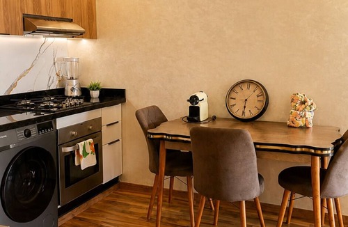 Cite Al Mohammadi Apartment | Modern Apt, Private Parking, Fast WiFi & Elevator