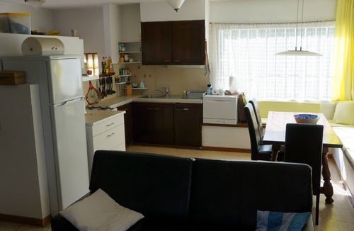 L'Escala Hotel | Nice bright apartment, quiet, large garden, 5 minutes to the sea, internet, satellite, tv
