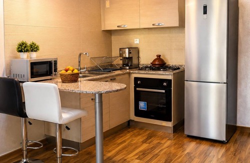 Cite Al Mohammadi Apartment | Poolside Apt, Close to Marina, Great Location