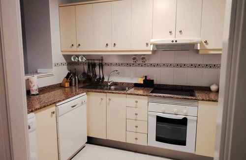 Castillo de Sabinillas Apartment | Premium apartment 300 meters from the sea, 5G Wi-Fi, private parking, swimming pool.