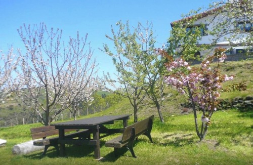 Deba Apartment | Room 'Double 5' with Mountain Views, Private Garden and Wi-Fi