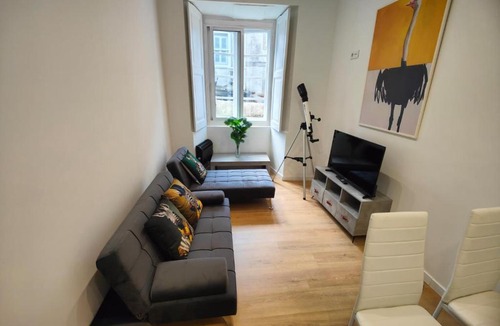 Santiago de Compostela Historic Centre Apartment | RUA NOVA APARTMENT, BAJO con JARDIN, NETFLIX y PS4, 2 DORMITORIOS