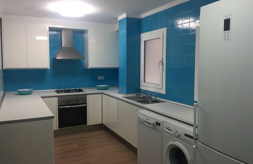 Lloret Town Center Apartment | Spacious apartment for 8 people on the seafront of LLoret de Mar, with spectacular views of the sea. Free WIFI. Excellent location ideal for groups of young people and families. Vivalidays Rosalia.
