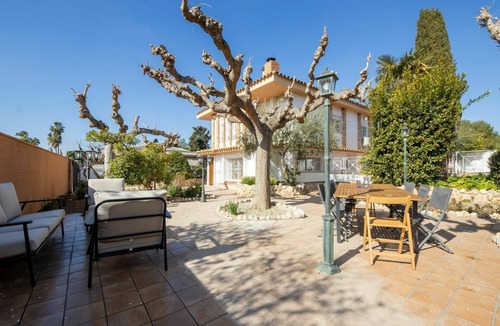 Tamarit House | Stunning private villa for 9 guests with A/C, private pool, WIFI, TV, balcony and pets allowed