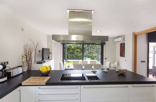 Olot House | Stunning private villa for 7 guests with private pool, A/C, WIFI, TV and patio