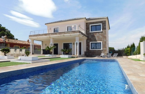 Los Balcones Villa | Superb 4/5 Bed 3 Bath Villa with Private pool & Garden Full Air Con, WIFI