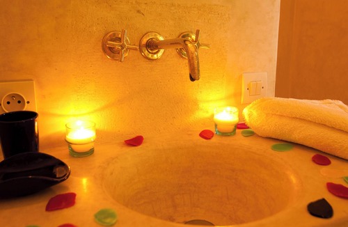 Bab Taghzout Hotel | Twin single bed in cosy lil riad