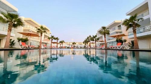 Lamharza Essahel Apartment | Véranda Face Piscine & 5 Zones de Jeux