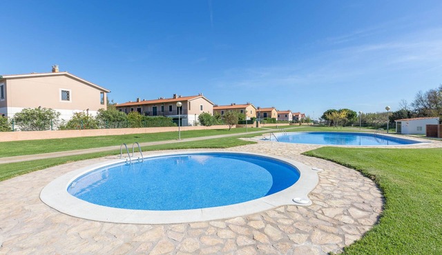 1MP 44 - Attractive house located in a quiet residential complex, with communal garden and swimming pool, just 100 m from the beach of Pals. in Torroella de Montgri