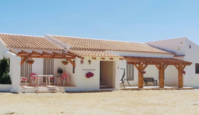 2-Bed Villa Sleeps 5 - Private Pool & Free Parking in Cerca De Seron