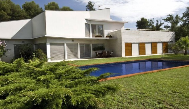 A modern and comfortable villa in a quiet and well-connected residential area in Sabadell