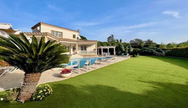 A spacious 4 bedroom villa, all with en suite bathrooms, large garden & Pool in calonge