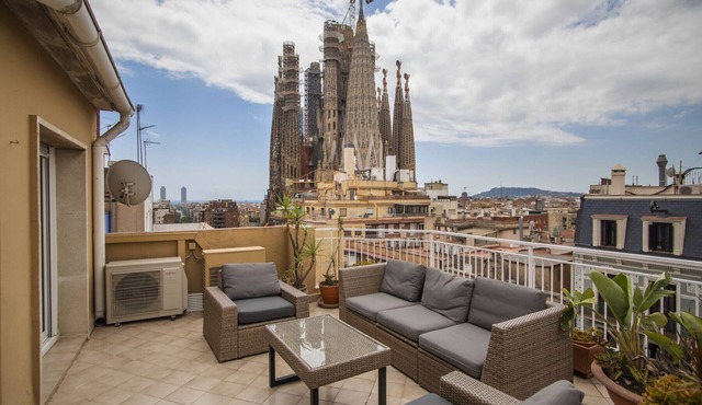 A1MAR1023 Breathtaking rooftop in Sagrada Familia in Barcelona