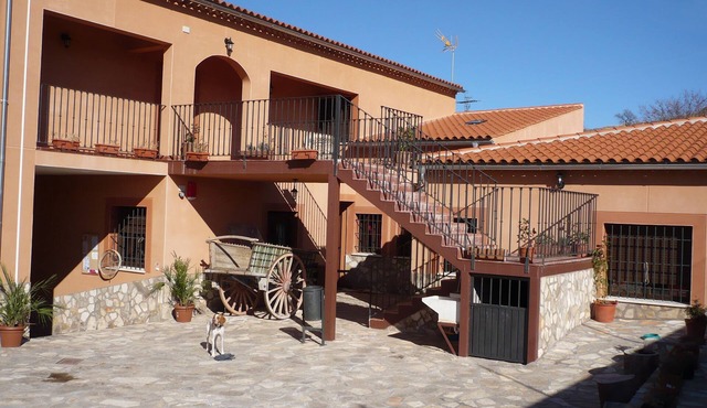Albergue Serranilla - Hostel in Villanueva de Guadamejud