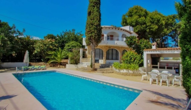 Aldebarán - Modern Interiors, Pool & Walk to Beach in Teulada