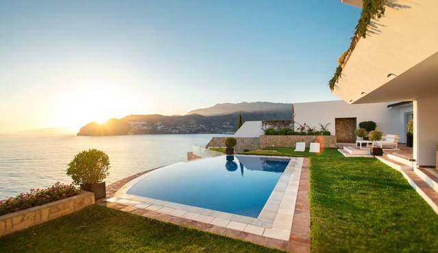 Amazing luxury 7 bed villa on cliff over sea with private pool, sauna and jacuzzi in La Herradura