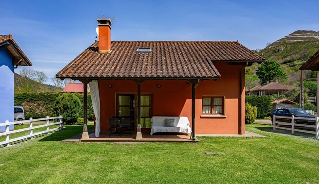 Apartment 'La Llosona' with Private Terrace, Private Garden and Wi-Fi in Caño