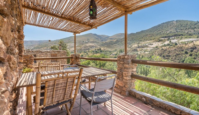 Apartment 'Lola' with Mountain Views, Private Terrace and Wi-Fi in Torvizcón