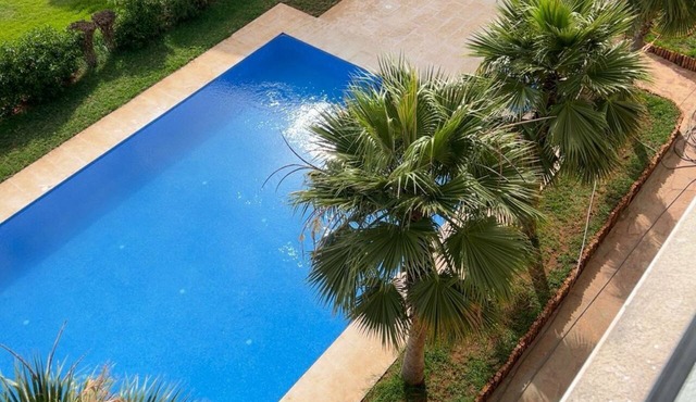 Apartment with a view of the pool in a beachfront residence