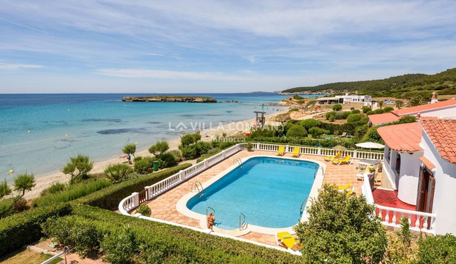 Beachfront Bliss: Captivating Views & Sleeps 9 - Your Perfect Villa Getaway in Santo Tomás