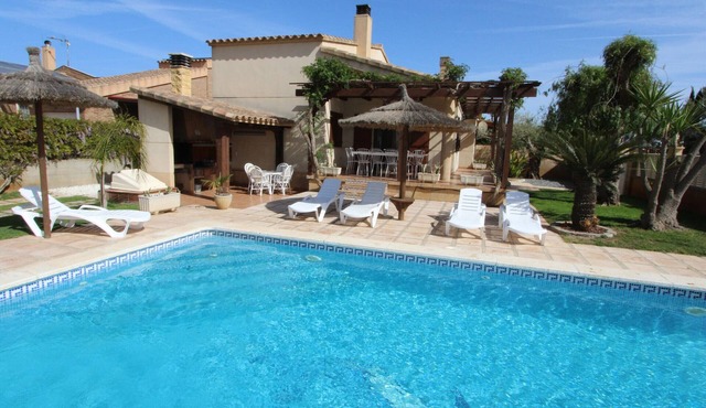 Beachside Getaway: Private Pool, Pet-Friendly, Free WiFi, Air Con, Near Dog-Friendly Beach in Deltebre