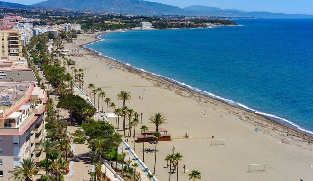 Beautiful apartment for 6 guests with A/C, WIFI, hot tub, pool, TV, terrace and parking in Estepona
