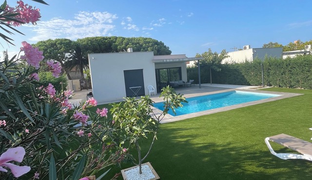Beautiful modern villa less than 5 minutes walk from the beach! in El Mas Pinell