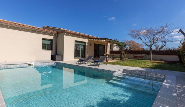 Beautiful private villa for 8 people with A/C, private pool, WIFI, TV, patio and pets allowed in Ullastret