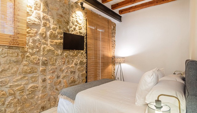 Bed and Breakfast 'Habitació' with Shared Terrace, Wi-Fi and Air Conditioning in Balaguer