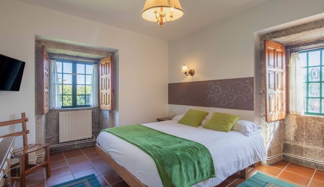 Bed and Breakfast 'Habitación Triple 2' with Mountain View, Shared Pool and Wi-Fi in Tui